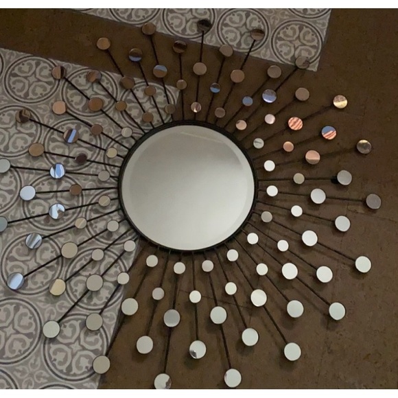 Beautiful Stunning Sunburst Mirror Decor - Picture 1 of 5
